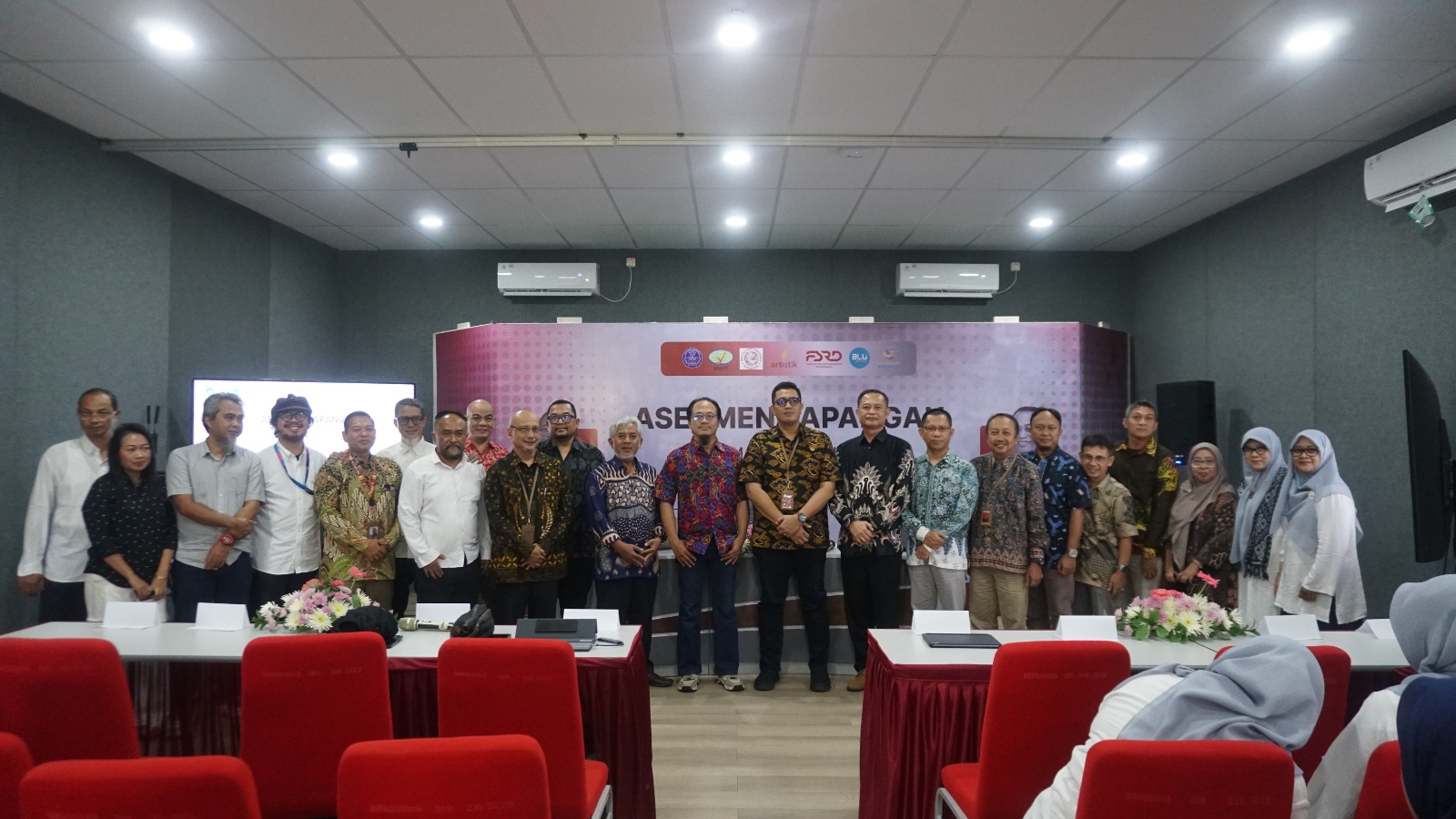 BERSINERGI: Fakultas Seni Rupa dan Sesain (FSRD) Institut Seni Indonesia (ISI) Surakarta dalam sebuah acara.