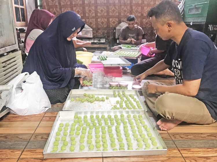 Proses produksi kue kering nastar klepon di Desa Gagaksipat, Kecamatan Ngemplak, Boyolali, belum lama ini.