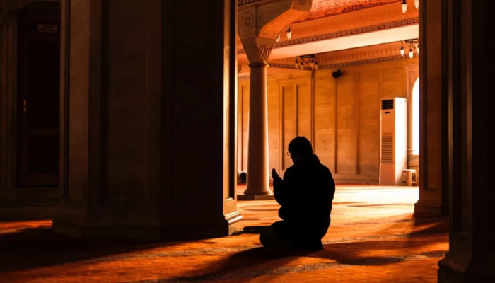 Ilustrasi itikaf di masjid.