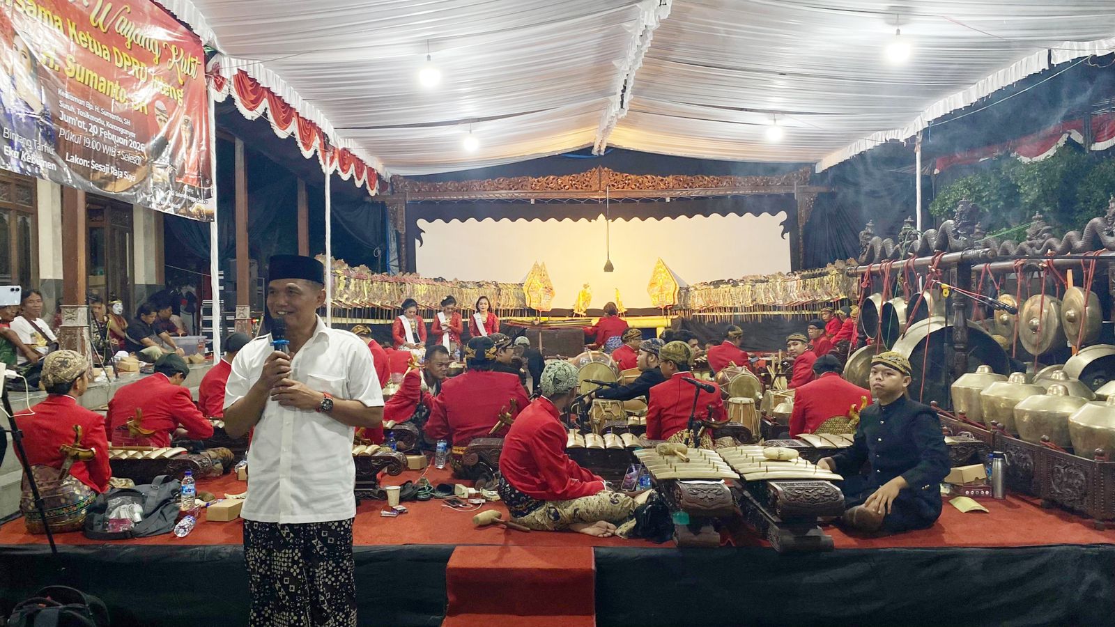 Ketua DPRD Jateng Sumanto gelar pentas wayang kulit di Karanganyar. Kegiatan ini jadi wadah dalang lokal berkarya sekaligus melestarikan budaya.