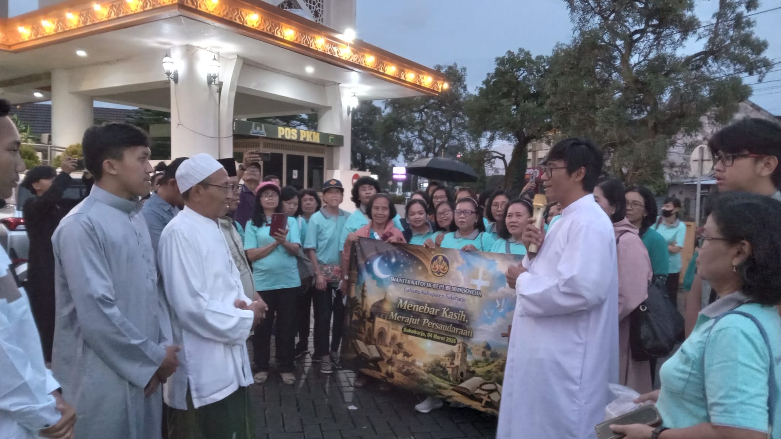 Umat Katolik Berbagi Takjil di Masjid Baiturahman, Toleransi di Sukoharjo Kian Hangat