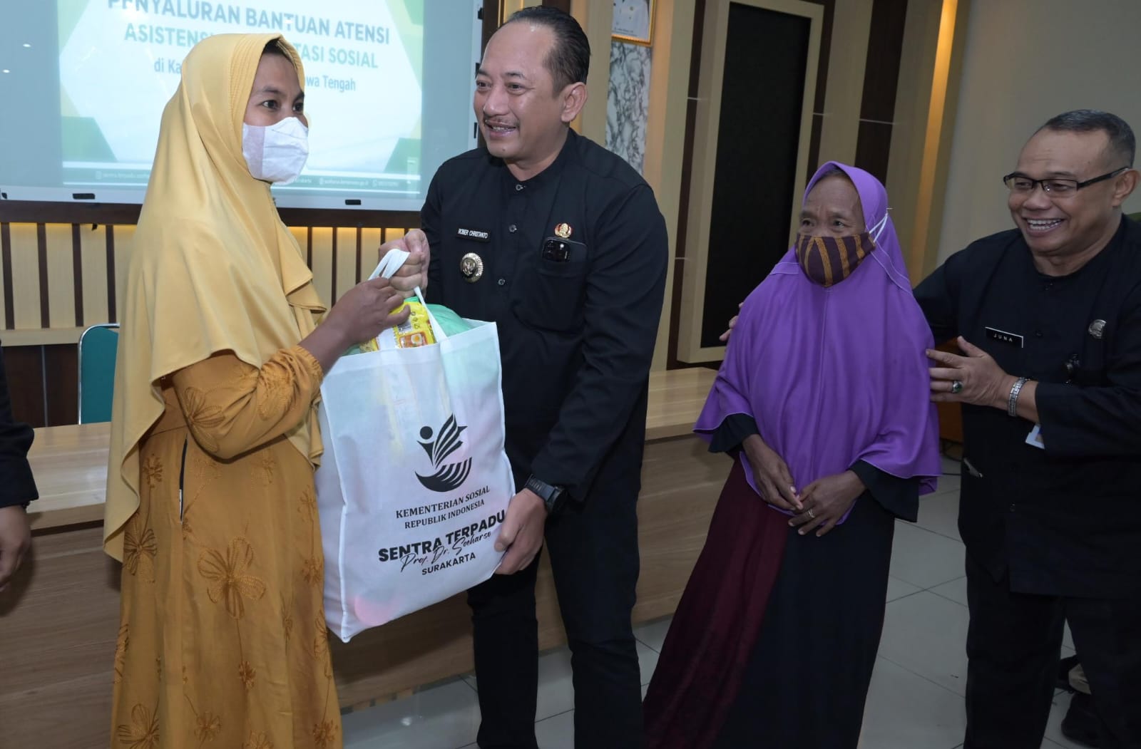 Bupati Karanganyar Rober Christanto (dua dari kiri) menyerahkan bantuan Atensi untuk 44 kelompok rentan. (Rudi Hartono/Radar Solo)