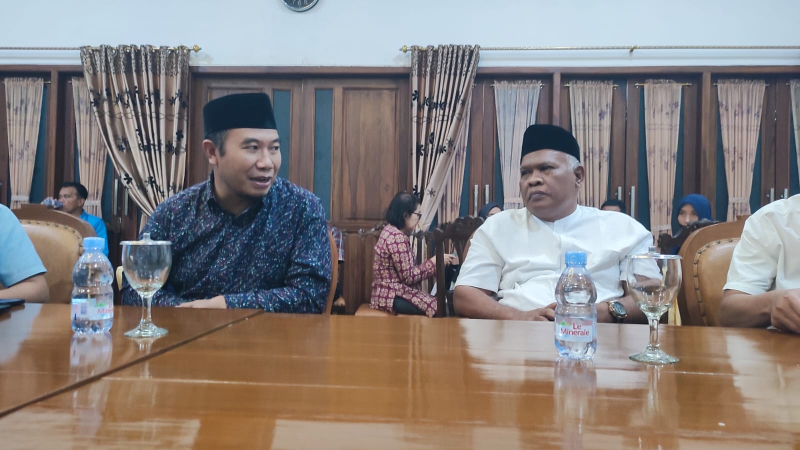 Bupati Sragen Sigit Pamungkas (kiri) memaparkan pencapaian selama satu tahun kepemimpinannya, Kamis (5/3/2026). (Ahmad Khairudin/Radar Solo)
