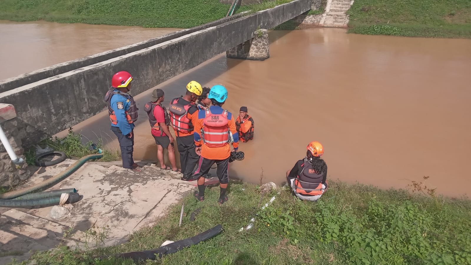Proses pencarian korban terseret arus arus saluran irigasi Dam Colo Timur, Desa Kenokorejo, Polokarto, Sukoharjo, Kamis (5/3).
