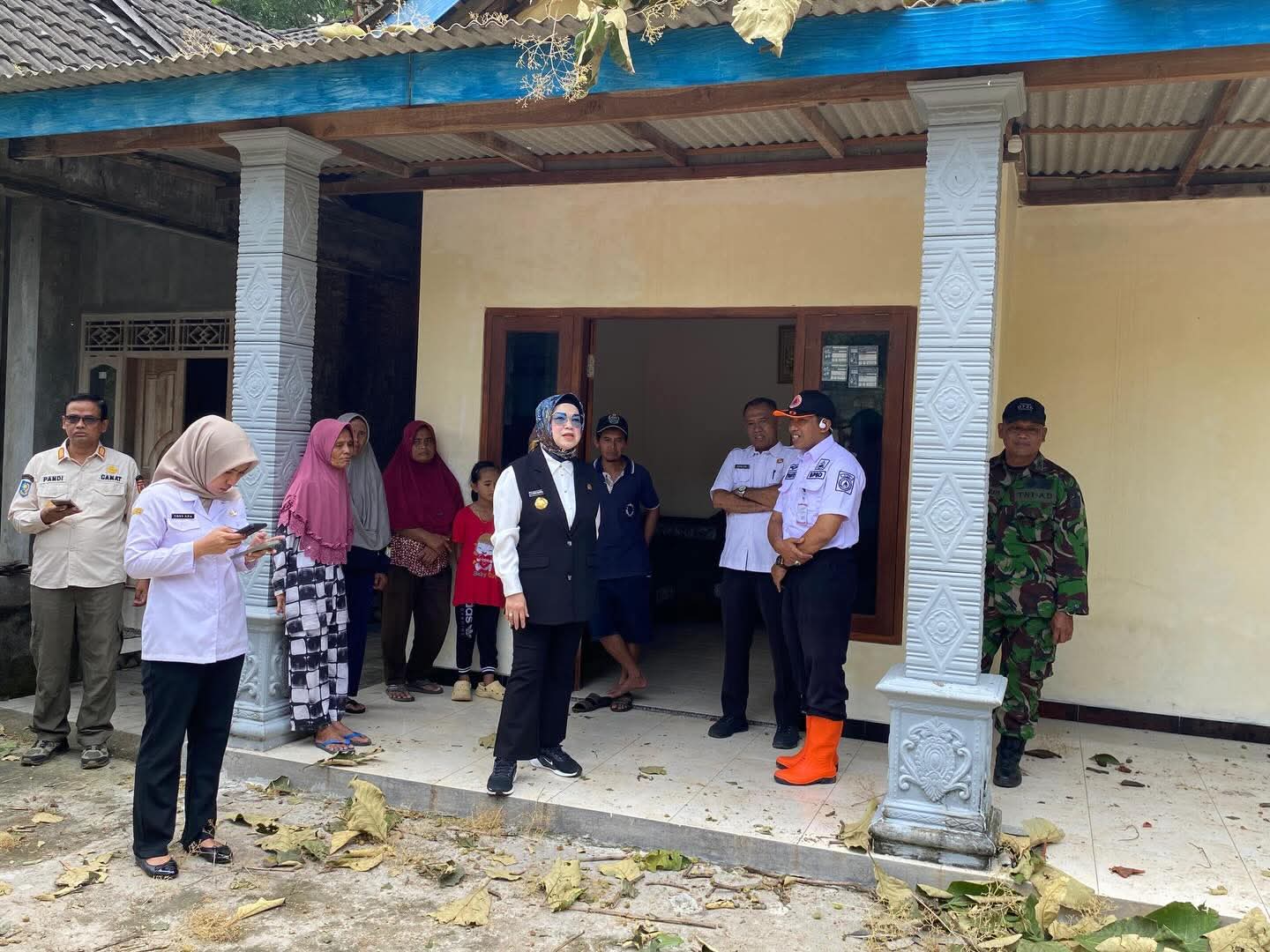 Bupati Sukoharjo Etik Suryani tinjau pembersihan puing-puing pohon tumbang akibat terjangan hujan deras yang melanda sejumlah wilayah, Selasa (3/3/2026).