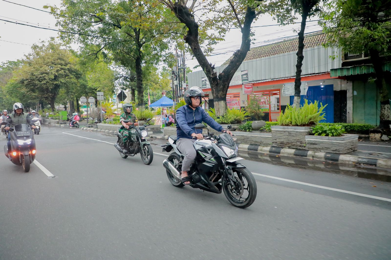 Bupati Hamenang bersama Forkopimda konvoi menuju Masjid Al Amin di Desa Pluneng, Kecamatan Kebonarum.