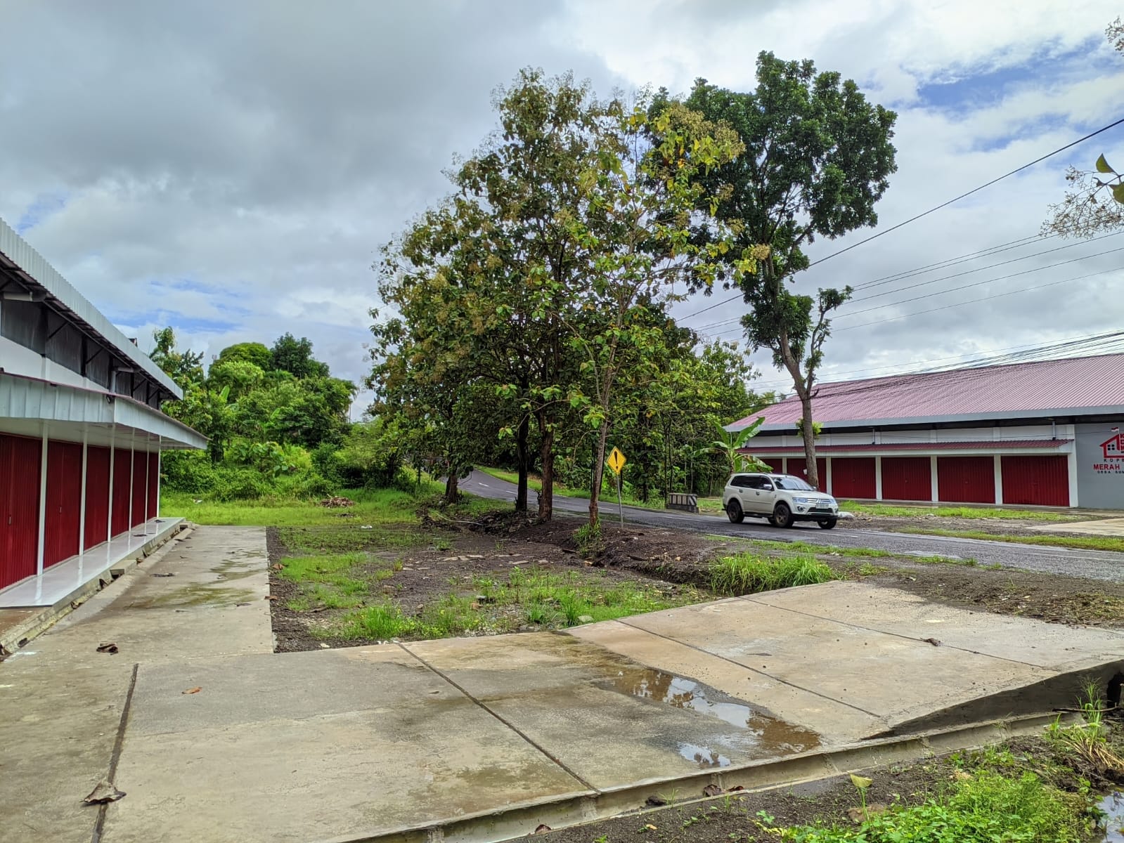 Gedung KDMP di Desa Sindukarto dan Desa Sumberharjo, Eromoko Wonogiri yang berhadap-hadapan.  