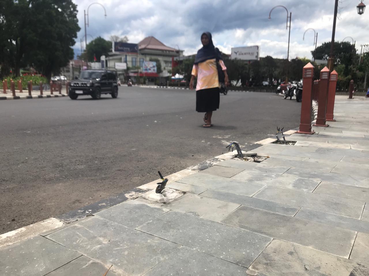 Lampu pedestrian, 2 meteran listrik (kWh), beserta 20 meter kabel penghubung di kawasan Simpang Lima Boyolali hilang digondol maling.