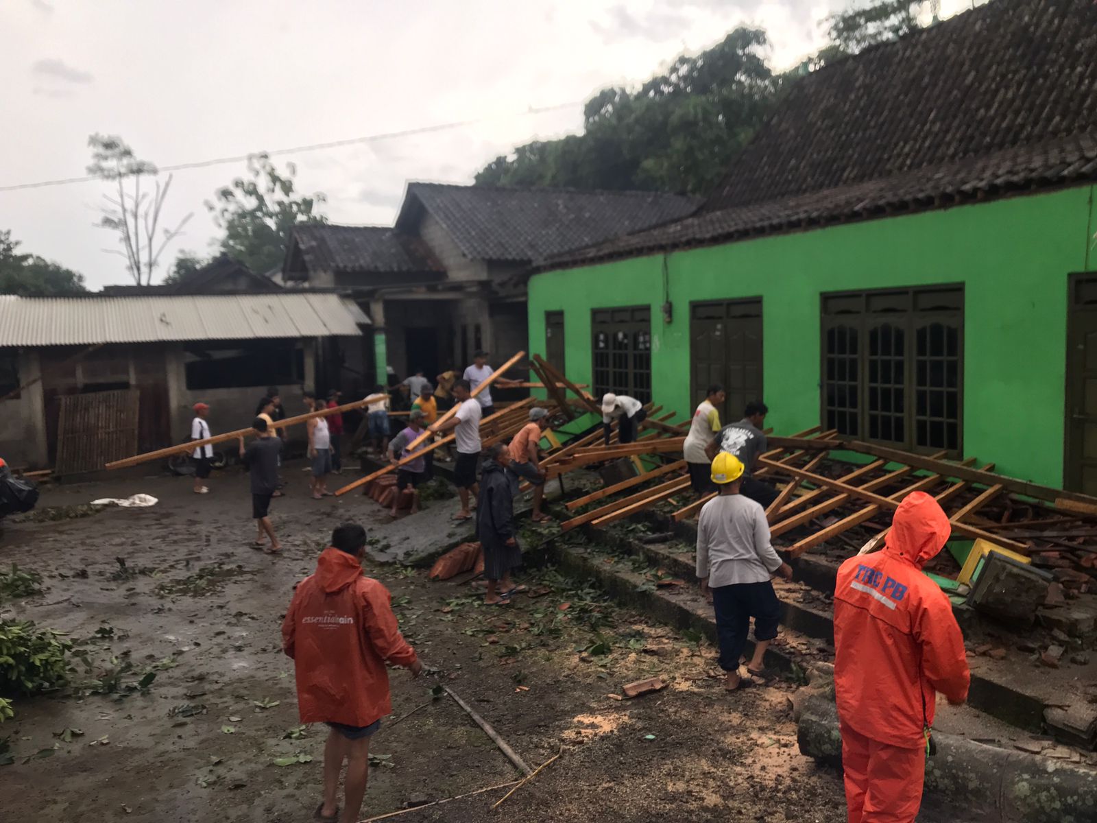 Rumah milik Untung, warga Dukuh Randusari RT 08/RW 05, Kelurahan Kemiri, Kecamatan Mojosongo, tertimpa pohon, Jumat (6/3/2026) sore.