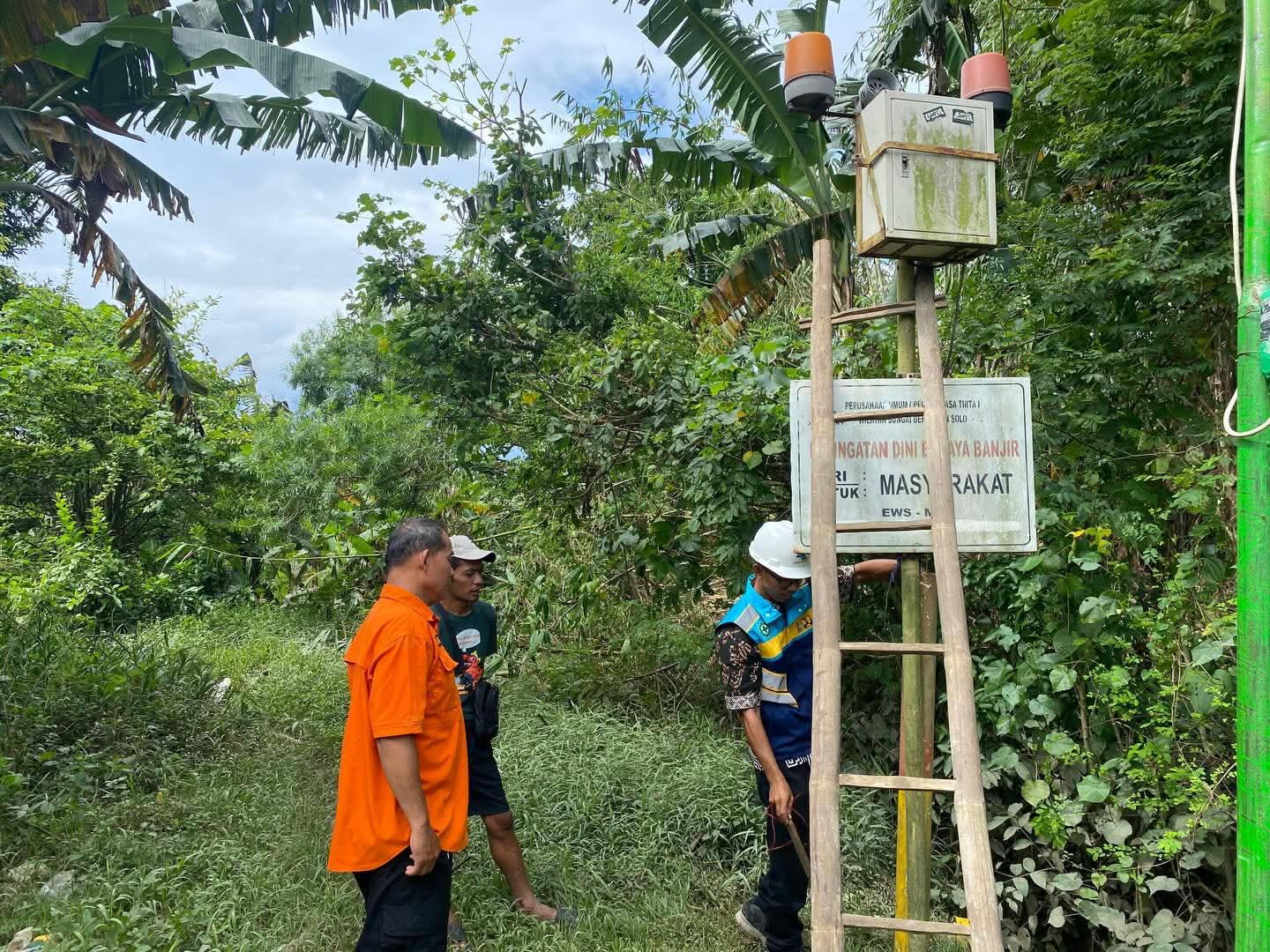 Perbaikan alat peringatan banjir atau EWS yang rusak di Desa Laban, Kecamatan Mojolaban, Jumat (6/3).