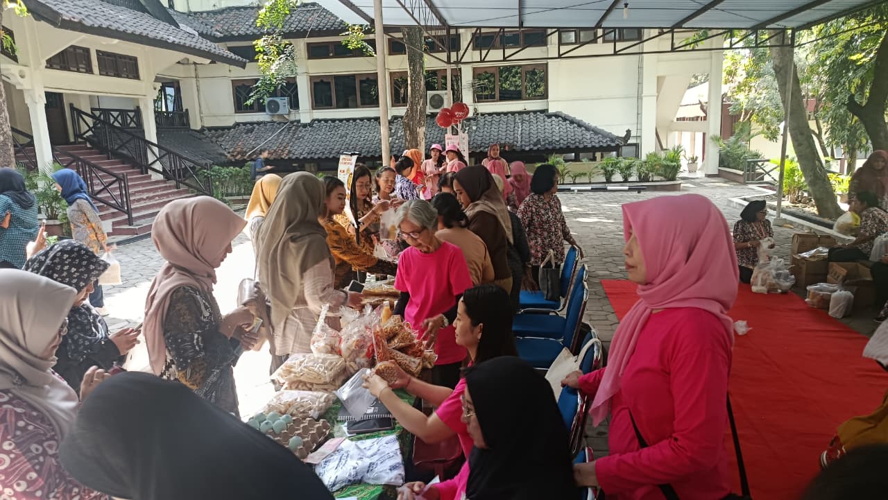 Suasana Bazar Murah dan Bazar UMKM di halaman Rektorat ISI Surakarta yang diserbu pengunjung, Jumat (6/3).