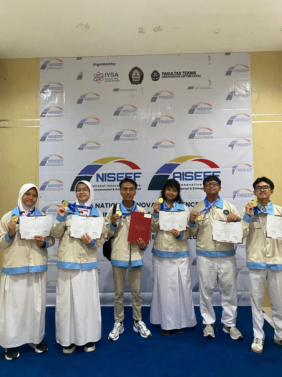 Lima siswa SMAN 1 Solo peraih medali emas AISEEF 2026 di Undip Semarang lewat inovasi kue Satria dari bahan tepung gaplek dan daun matoa.