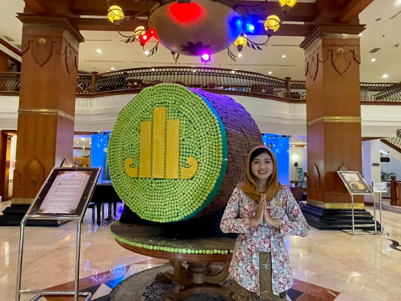 Dekorasi Bedug Ramadan dari kue kering coklat dan pandan kelapa di lobi The Sunan Hotel Solo.