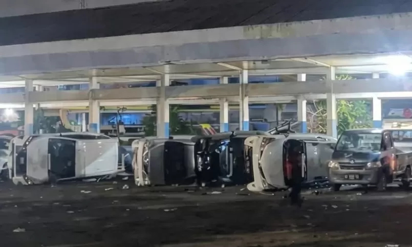 Kendaraan suporter Persis Solo yang dirusak di TerminalJepara.