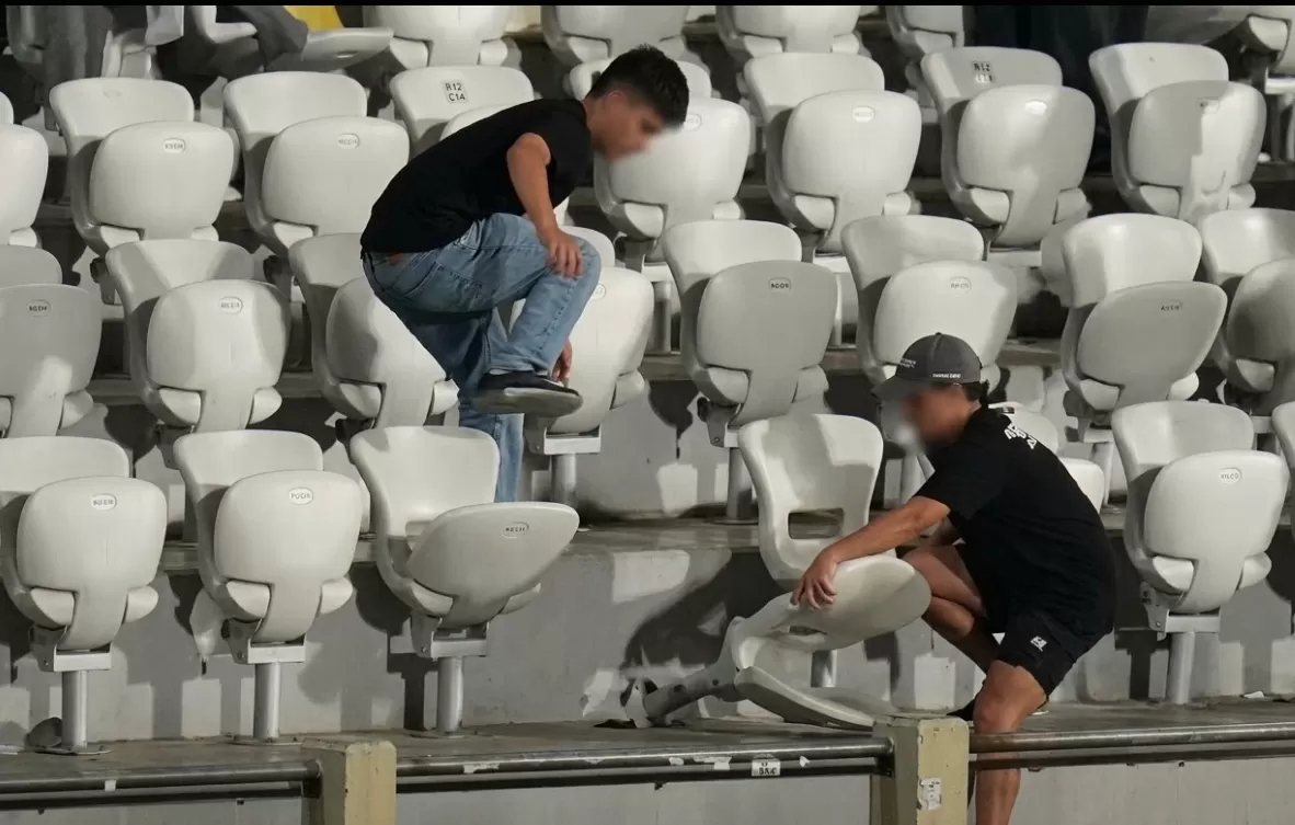 oknum suporter merusak bangku di Stadion Gelora Bumi Kartini usai laga Persis Solo melawan PersijapJepara, Kamis malam(5/3/2026).