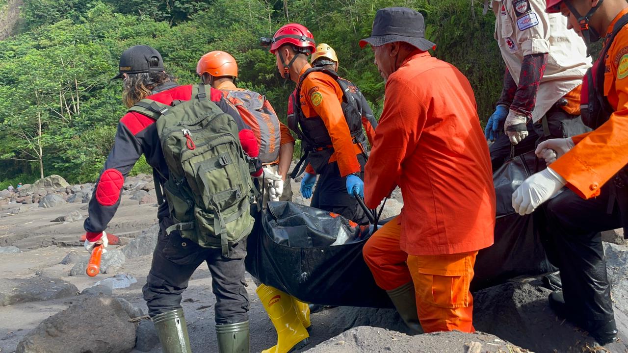 Penemuan jasad salah satu korban banjir lahar dingin Gunung Merapi di Magelang, Rabu (4/3/2026) lalu. Dua korban lainnya masih hilang. (Basarnas Semarang)