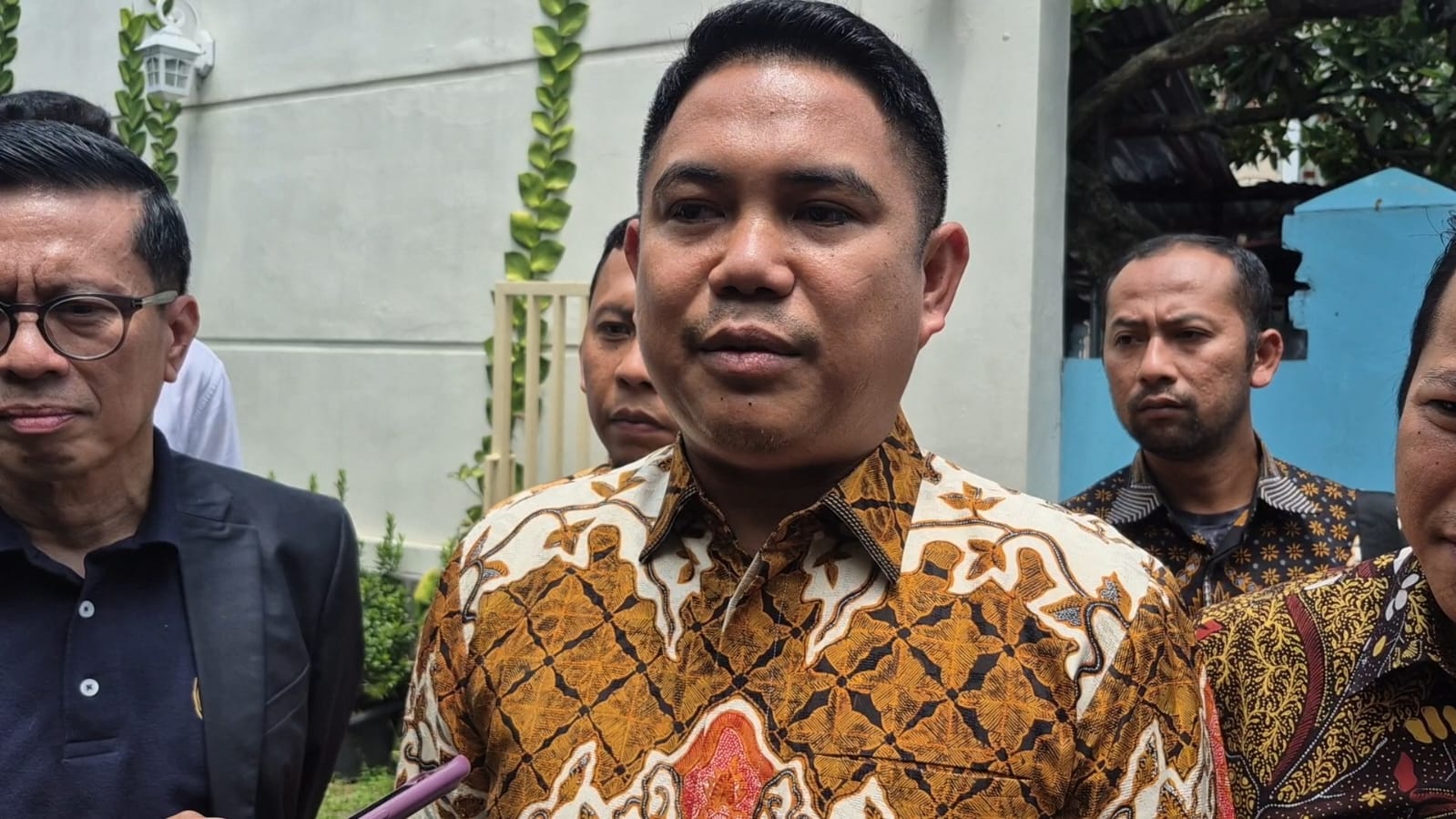 Wakil Menteri Migran Indonesia M Tawalla Zulfikar usai menemui Jokowi di Solo, Jumat (6/3/2026). (Silvester Kurniawan/Radar Solo)