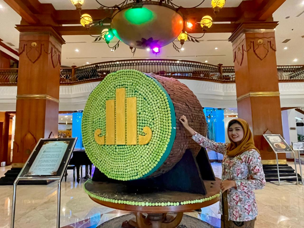 The Sunan Hotel Solo hadirkan kreasi unik berupa dekorasi Bedug Ramadhan yang terbuat dari kue kering cokelat dan kue kering pandan kelapa.