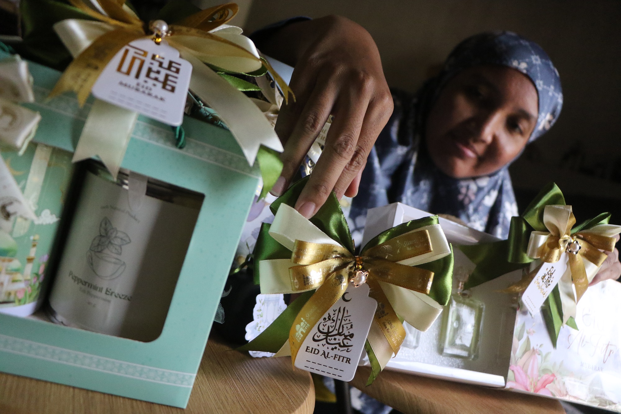Perajin hampers dari Ngasem Baru, Desa Ngasem, Kecamatan Colomadu, Karanganyar mulai banjir pesanan jelang Lebaran. (Arief Budiman/Radar Solo)