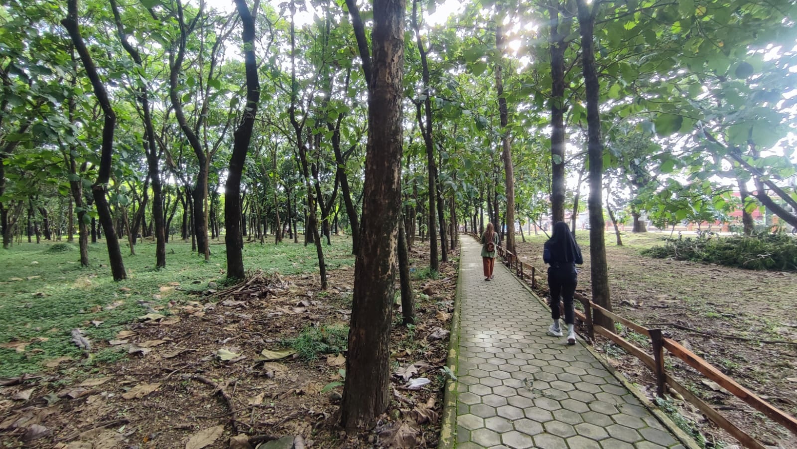Banyak warga jogging di Taman Sragen Harmoni Hijau. (Ahmad Khairudin/Radar Solo)