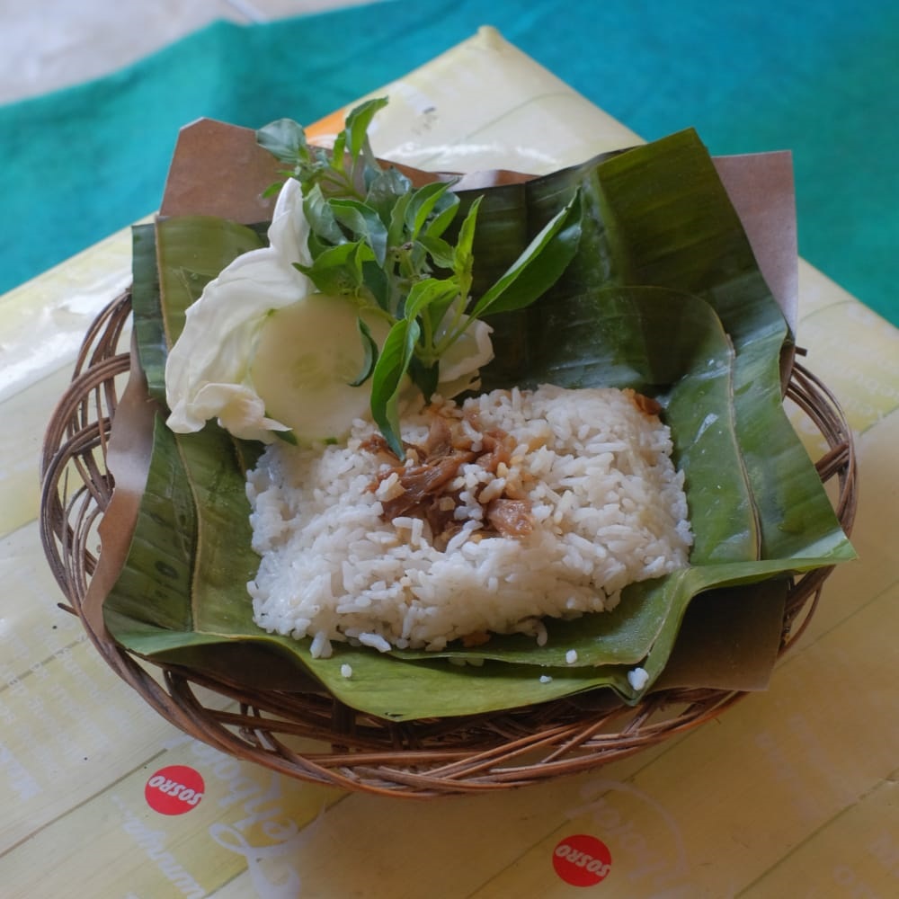 Nasi bakar yang dibungkus daun pisang jadi menu favorit kalangan mahasiswa di salah satu warung makan di Gondilan, Kartasura, Sukoharjo. (Iwan Kawul/Radar Solo)