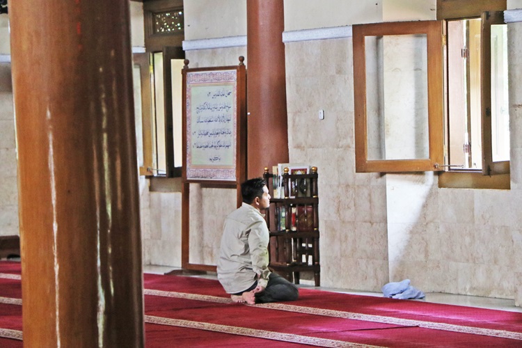Jemaah memanjatkan doa usai menjalankan ibadah salat di ruang utama Masjid Agung Surakarta. Banyak waktu mustajab untuk berdoa di bulan suci Ramadan.