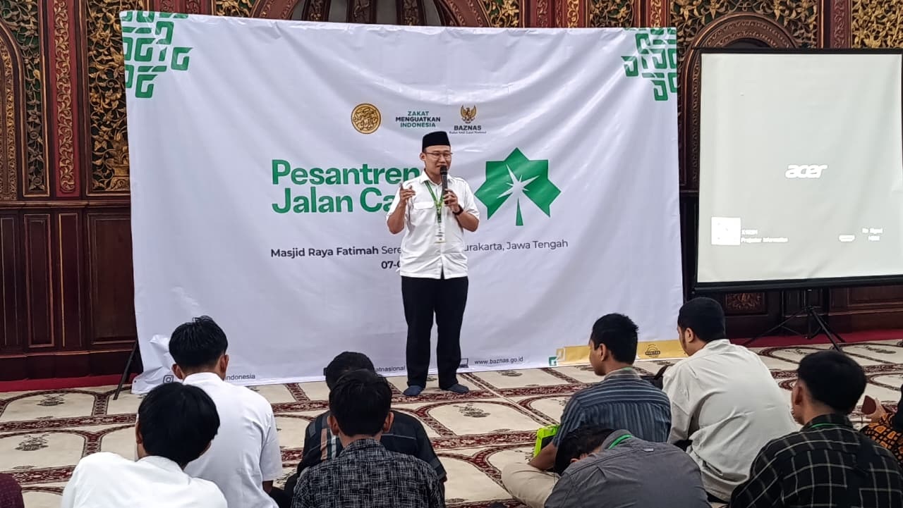 Anak punk, anak jalanan, dan eks preman dengan seksama mengikuti Pesantren Marginal di Masjid Raya Fatimah, Minggu (8/3).