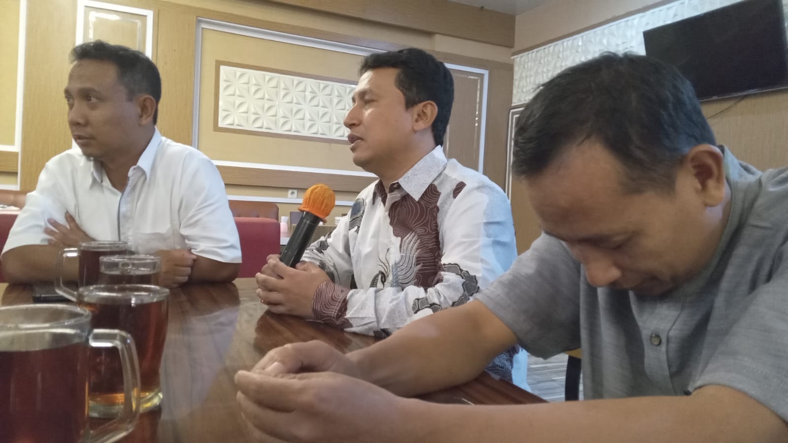 Ketua DPD PKS Sukoharjo Tito Setiyo Nugroho didampingi sejumlah pengurus mendung Sanggar Inklusi yang memihaki ABK, Sabtu (7/3).