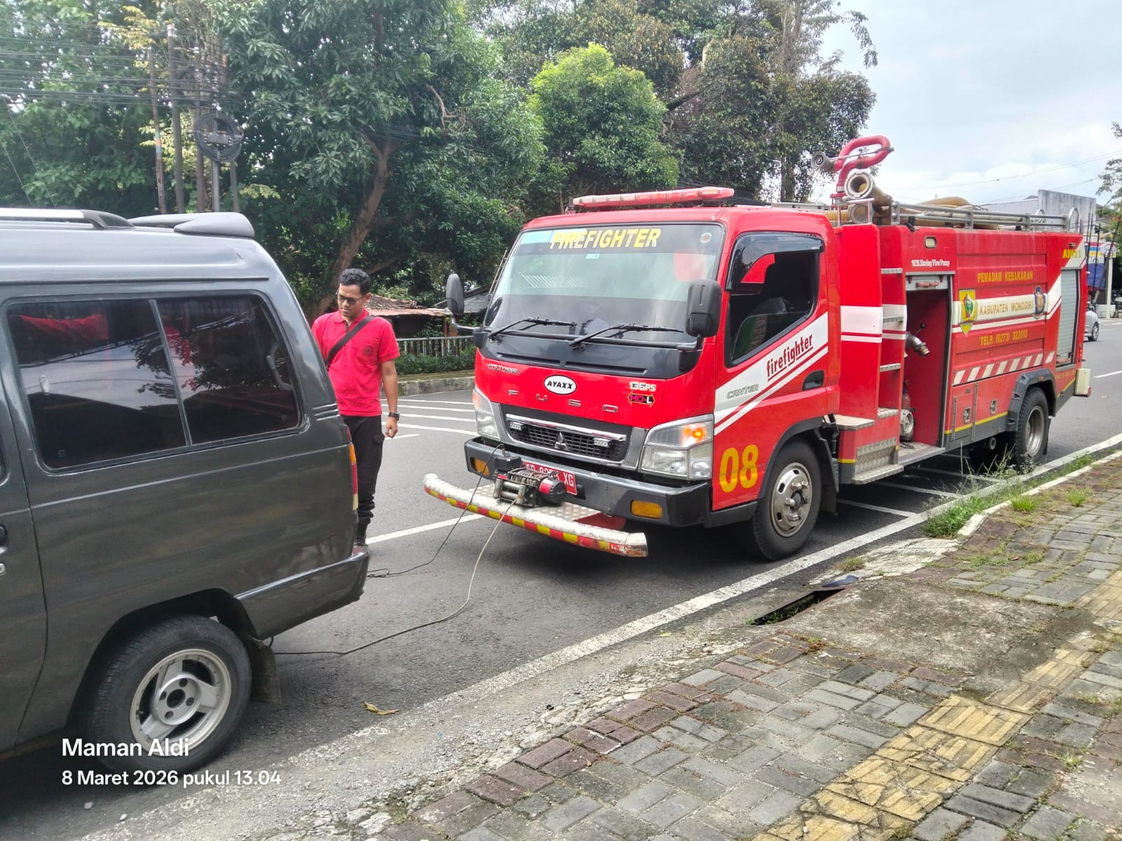 Damkar Wonogiri beri bantuan tarik mobil yang terperosok selokan di Pokoh, Wonogiri Kota, Minggu (8/3/2202). 