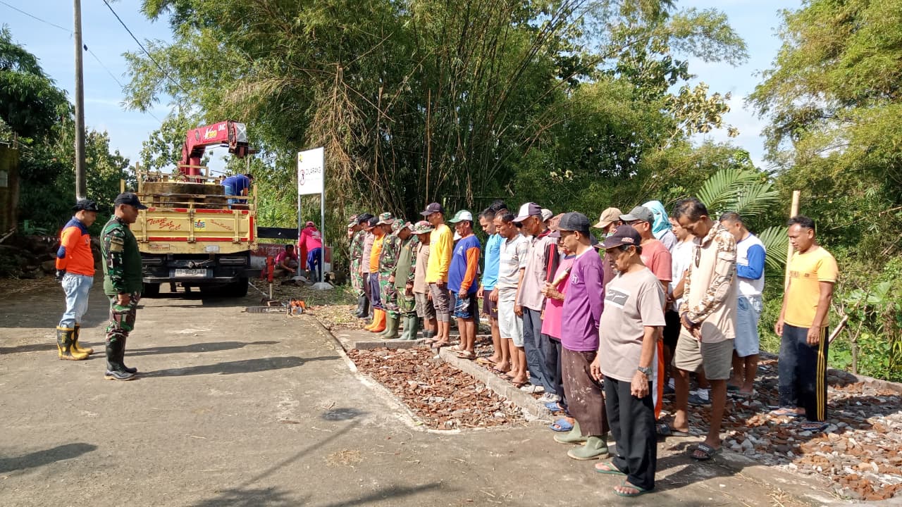 Relawan, TNI/Polri, warga, dan crane terjun bersihkan Sungai Siluwur, Minggu (8/3).