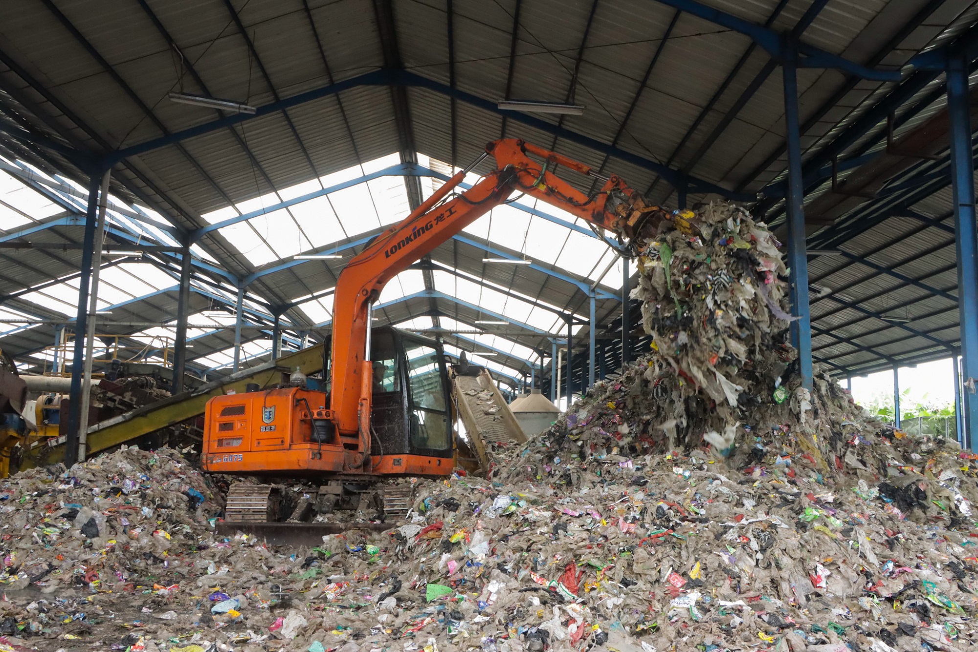 Aktivitas pengolahan sampah di TPA Putri Cempo Solo. (M Ihsan/Radar Solo)