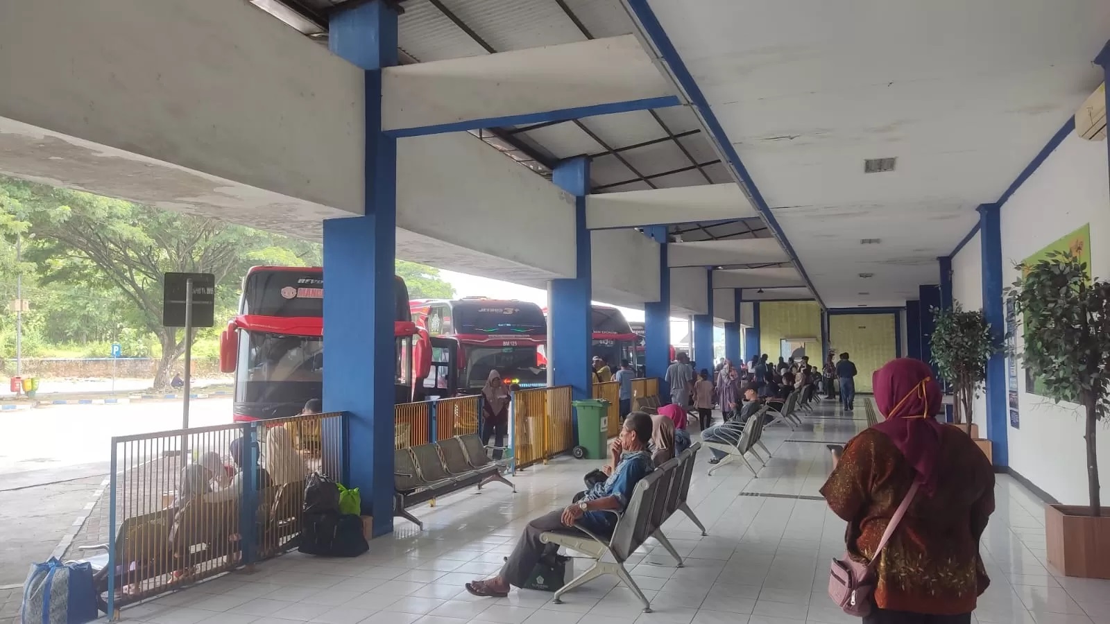 Terminal Giri Adipura Wonogiri selalu dipadati kaum boro ke luar daerah. (Iwan Adi Luhung/Radar Solo)