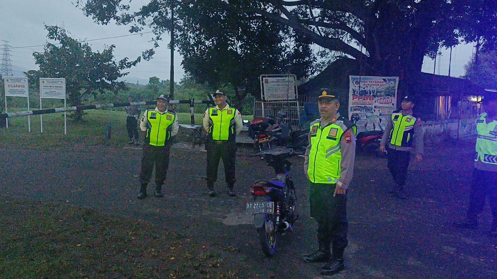 Jajaran Polsek Nguter amankan motor knalpot brong saat patroli subuh di DAM Colo, Desa Pengkol, Minggu pagi (8/3).