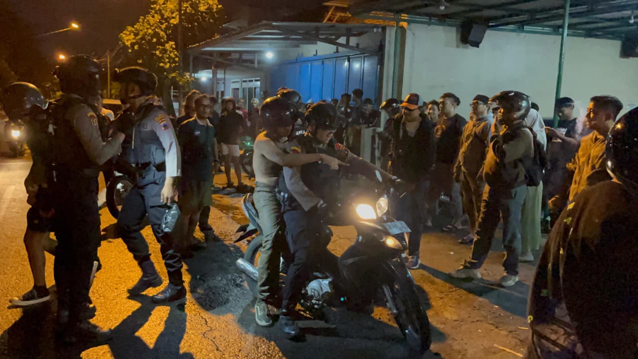 Tim Sparta Polresta Solo amankan pemuda mabuk yang kecelakaan. (Humas Porlesta Solo)