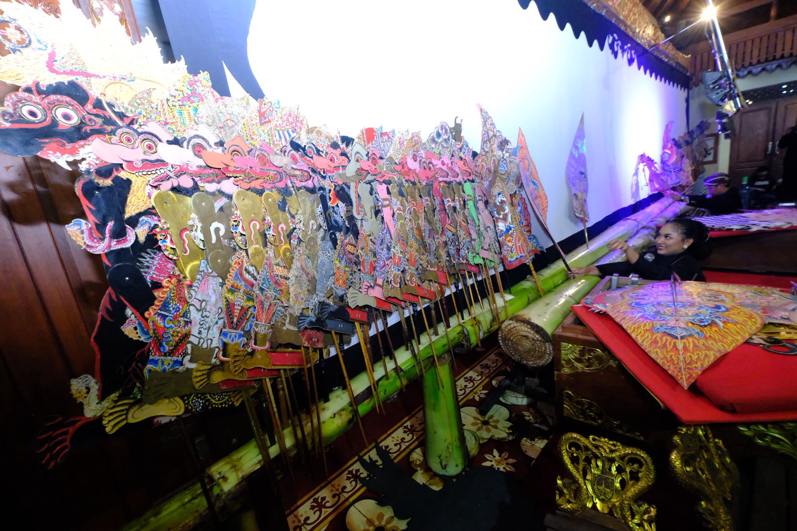 Pagelarang wayang kulit oleh dalang remaja di Kadipiro Solo. (Ist)