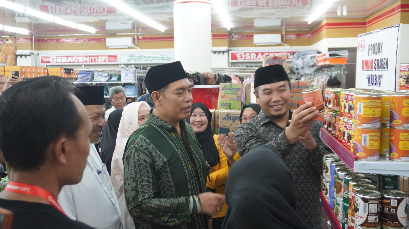 Bupati Sigit Pamungkas (kanan) resmikan Sragen Mart.