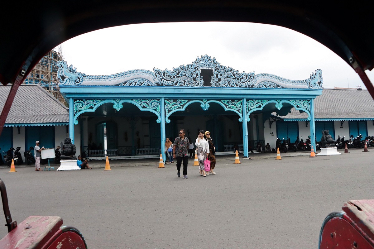 Pembayaran rekening listrik Keraton Kasunanan Surakarta tersendat tuai polemik.