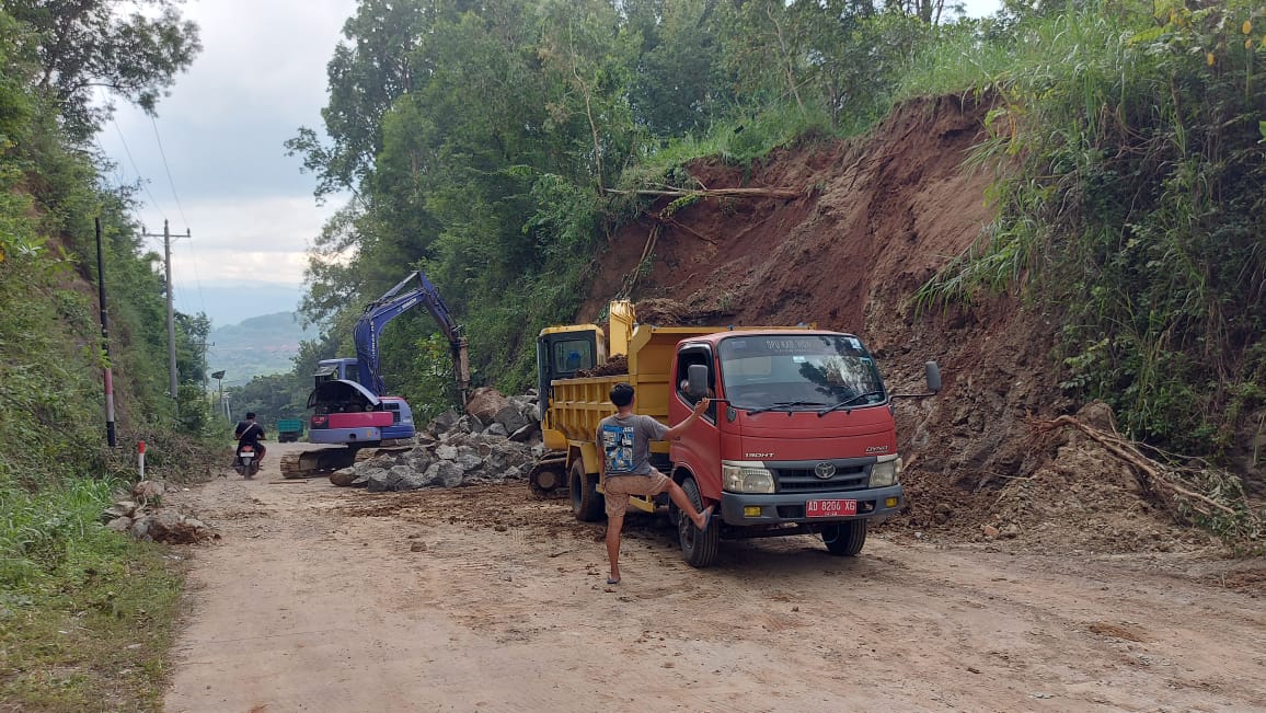 Pembersihan material longsor di jalan lingkar kota (JLK) Wonogiri.