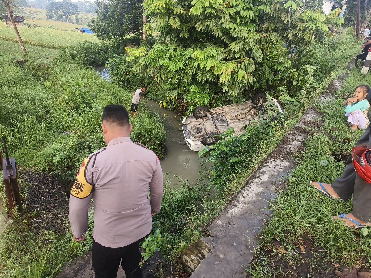 Mobil terperosok ke parit di ruas jalan Sidoharjo&ndash;Wonogiri, tepatnya di Dusun Gempol RT 01 RW 02, Desa Kayuloko, Kecamatan Sidoharjo, Wonogiri. 