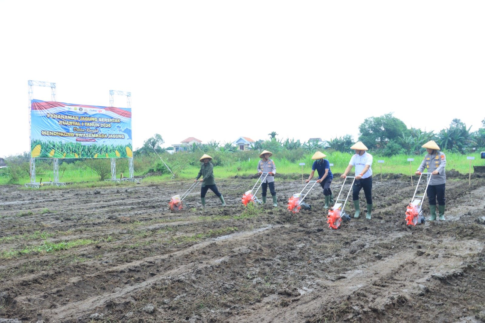 Kapolda Jateng Irjen Pol Ribut Hari Wibowo, Bupati Karanganyar Rober Christanto, Kapolres KaranganyarAKBP Arman Sahti tanam jagung di Desa Kemiri, Kebakkramat, Sabtu (7/3/2026). 