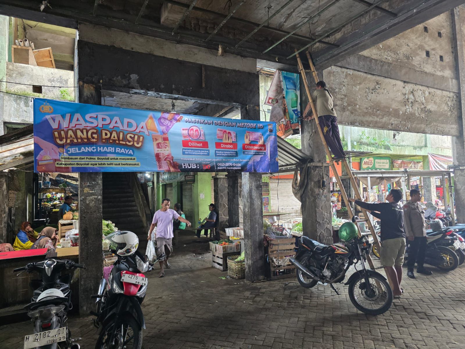 Polres Boyolali sebar spanduk waspada uang palsu di pasar tradisional.