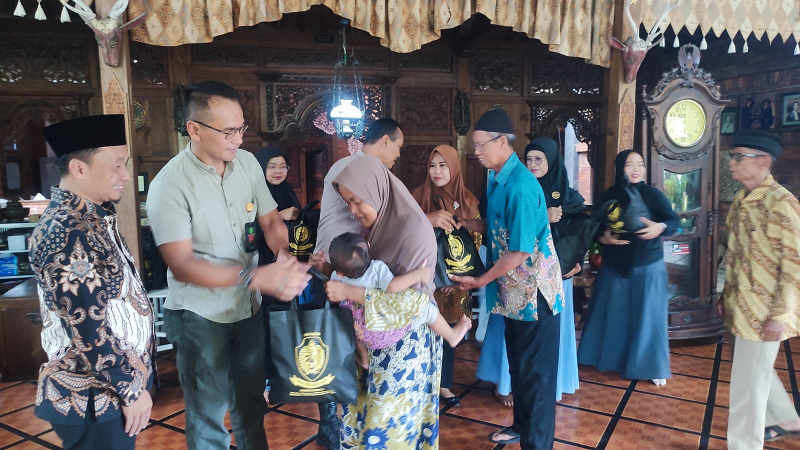 Keluarga besar Trah Wiryo Soemarto bagikan bantuan kepada warga kurang mampu, anak yatim piatu, hingga para guru ngaji di berbagai pelosok daerah di Sragen.
