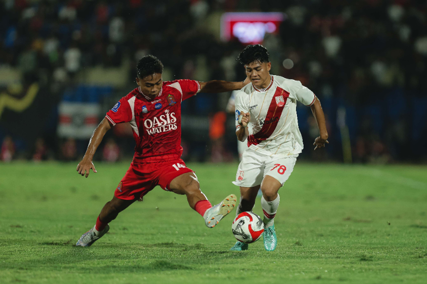 Gelandang muda Persis Solo, Zanadin Fariz (kanan) saat melawan Persijap Jepara di Stadion Gelora Bumi Kartini, Kamis (5/3/2026). 