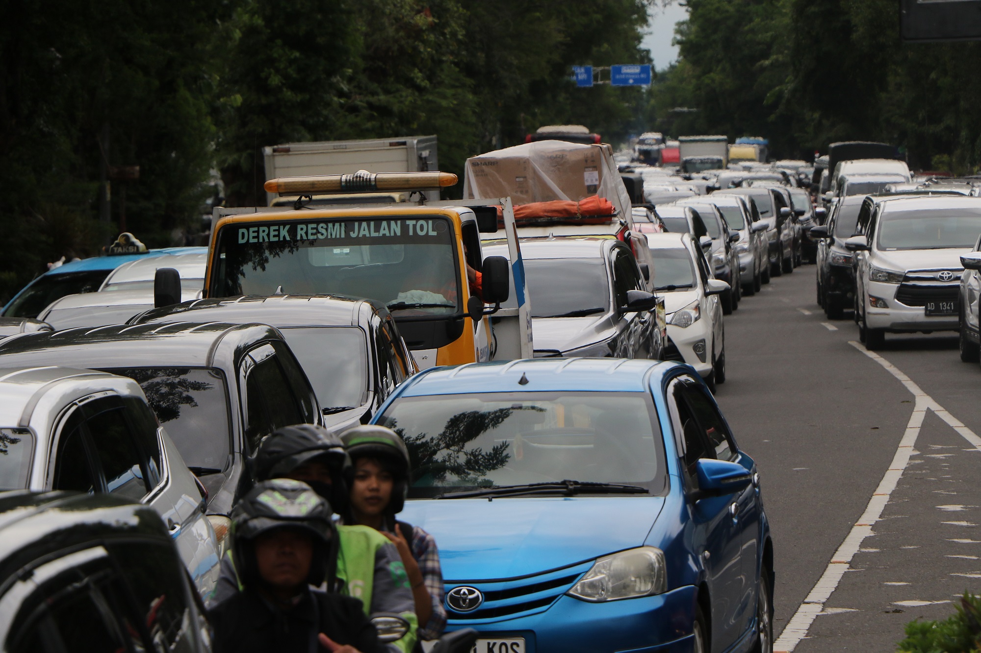 Setiap libur panjang Jalan Slamet Riyadi selalu dipadati kendaraan. (Arief Budiman/Radar Solo)