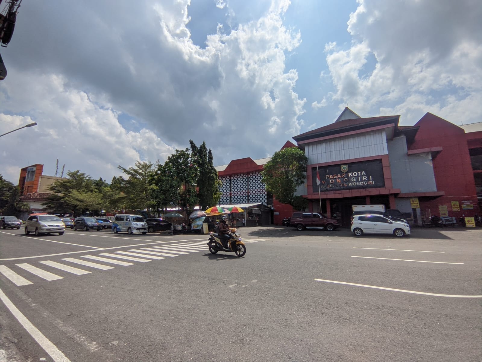 Kendaraan melintas di depas Pasar Kota Wonogiri Senin (9/3/2026).Titik ini berpotensi macet saat libur Lebaran.  