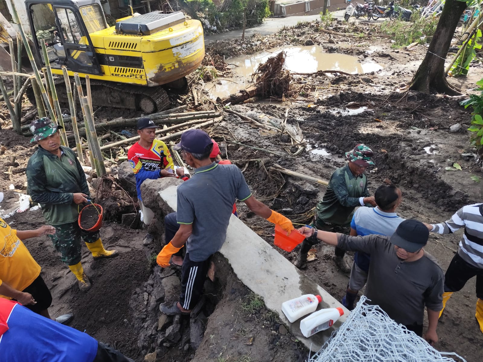 Kegiatan percepatan perbaikan tanggul jebol di Desa Bawak dan Japanan, Kecamatan Cawas, Klaten.   