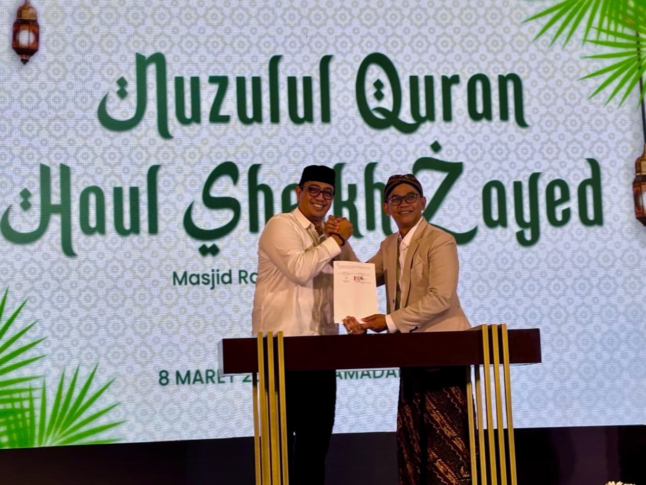 Rektor ISI Solo Bondet Wrahatnala (kiri) bersama Munajat tanda tangani MoU, Minggu malam (8/3).