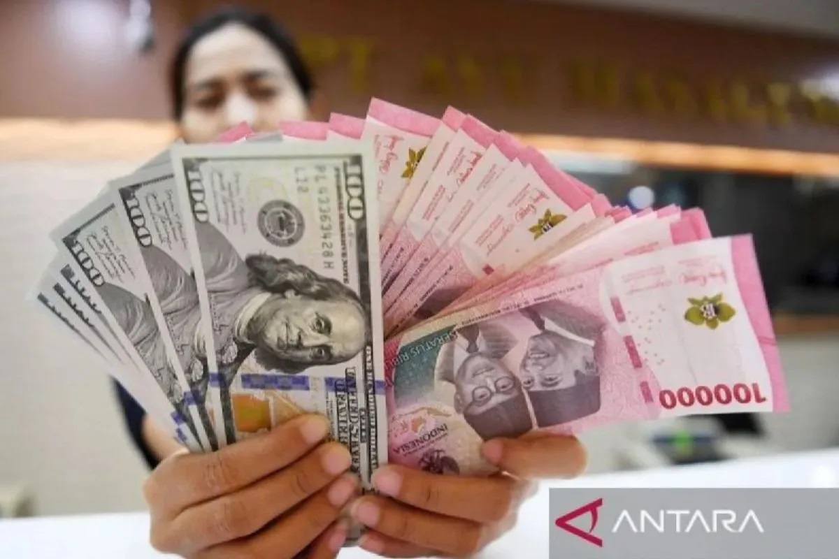 Nilai Tukar Rupiah Melemah Hari Ini, USD IDR Tembus Rp17.001 Dipicu Lonjakan Harga Minyak Dunia