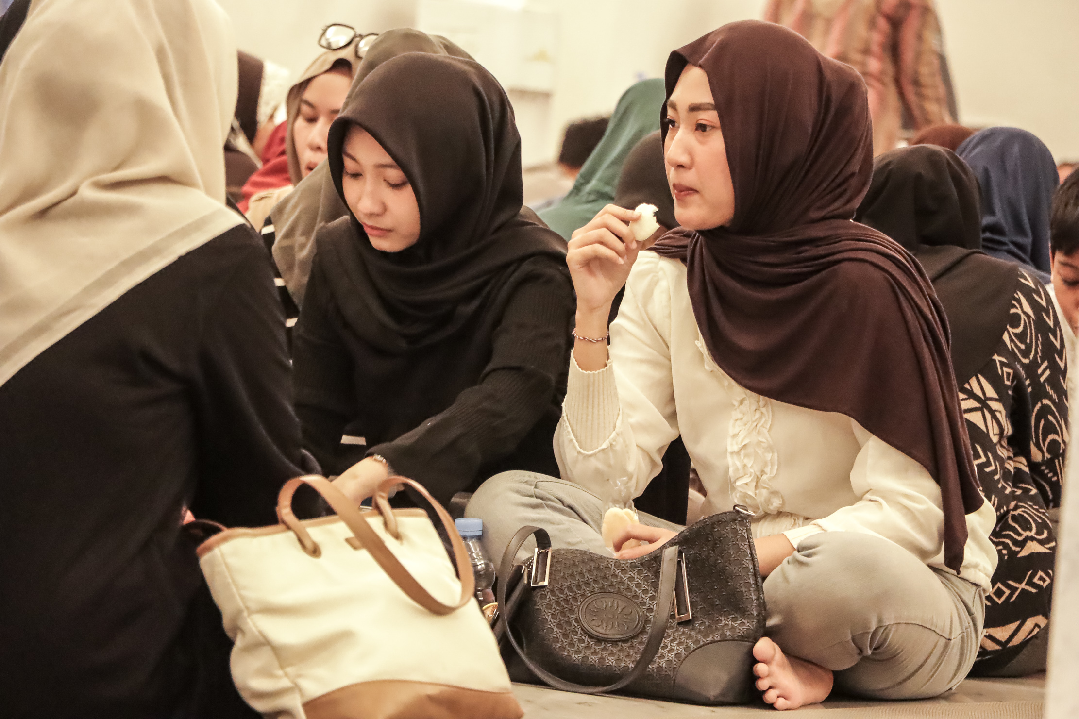 Ilustrasi pengunjung menyantap makanan ringan saat waktu berbuka puasa bersama (bukber) di Masjid Raya Skeikh Zayed Solo, belum lama ini.