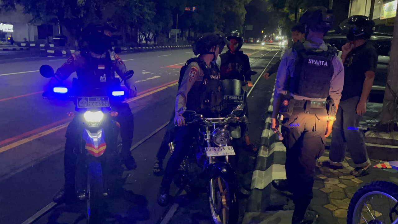 Tim Sparta amankan pemuda mabuk dan bawa petasan di Jalan Slamet Riyadi Solo. (Humas Polresta Solo)